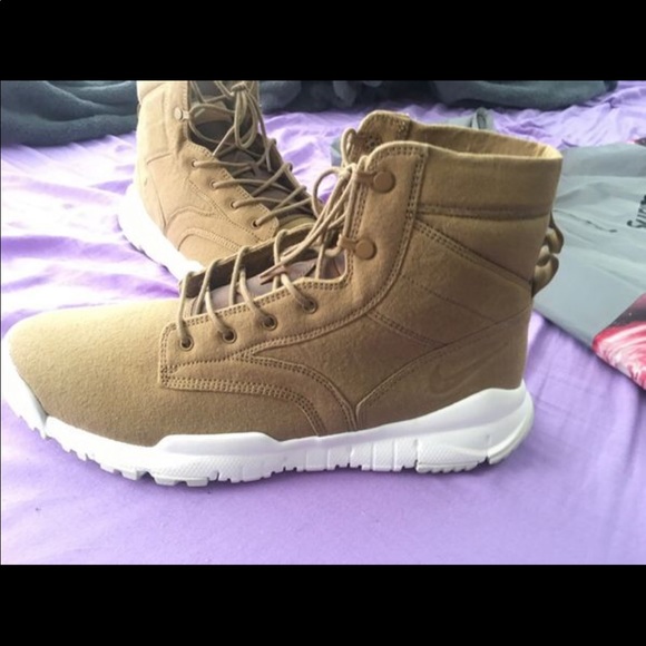 men’s nike khaki shoes - Picture 3 of 3